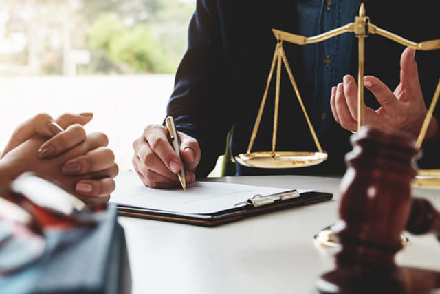 If an organization participating in legal aid does not continue to provide legal aid in accordance with regulations, will the right to use its registration be revoked?