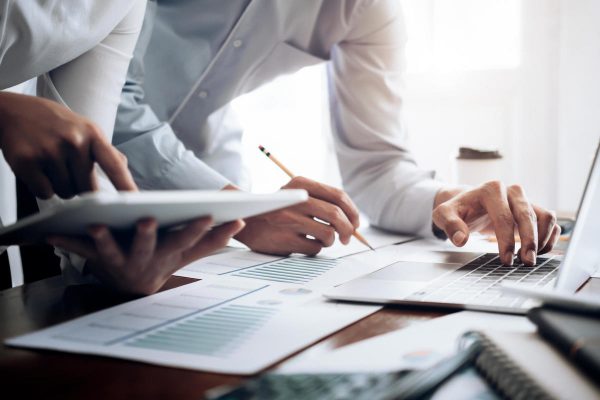 What standards do case-based judicial experts in the financial sector need to meet?