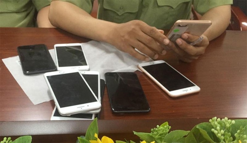 In what cases can the police confiscate and check mobile phone information?