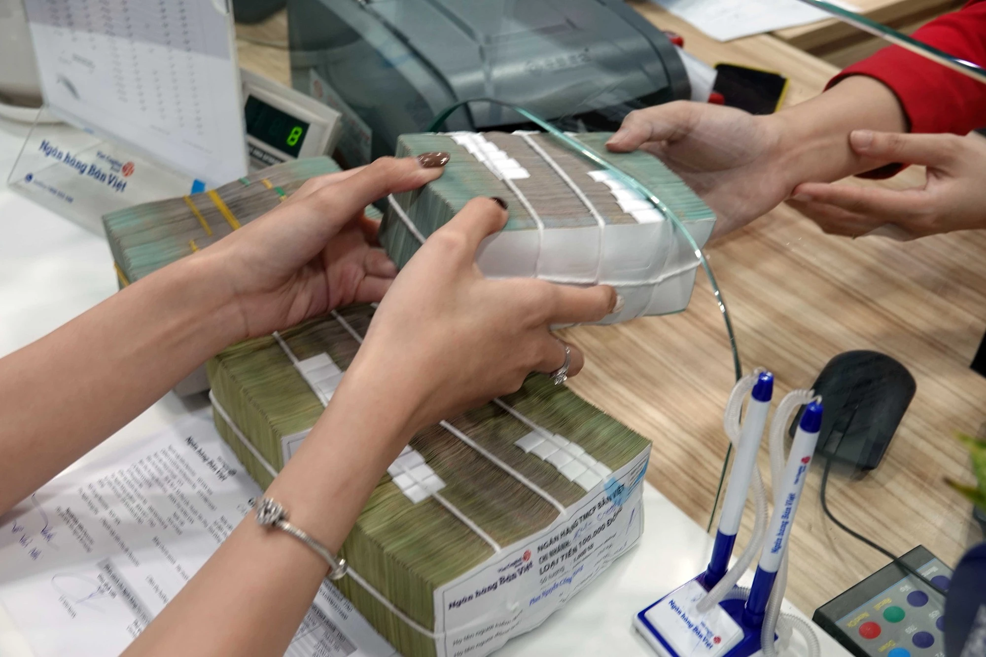 Doanh nghiệp chuyển nhượng vốn góp có phải nộp thuế thu nhập doanh nghiệp không? Chuyển nhượng vốn góp của doanh nghiệp thuộc đối tượng chịu thuế giá trị gia tăng hay không?