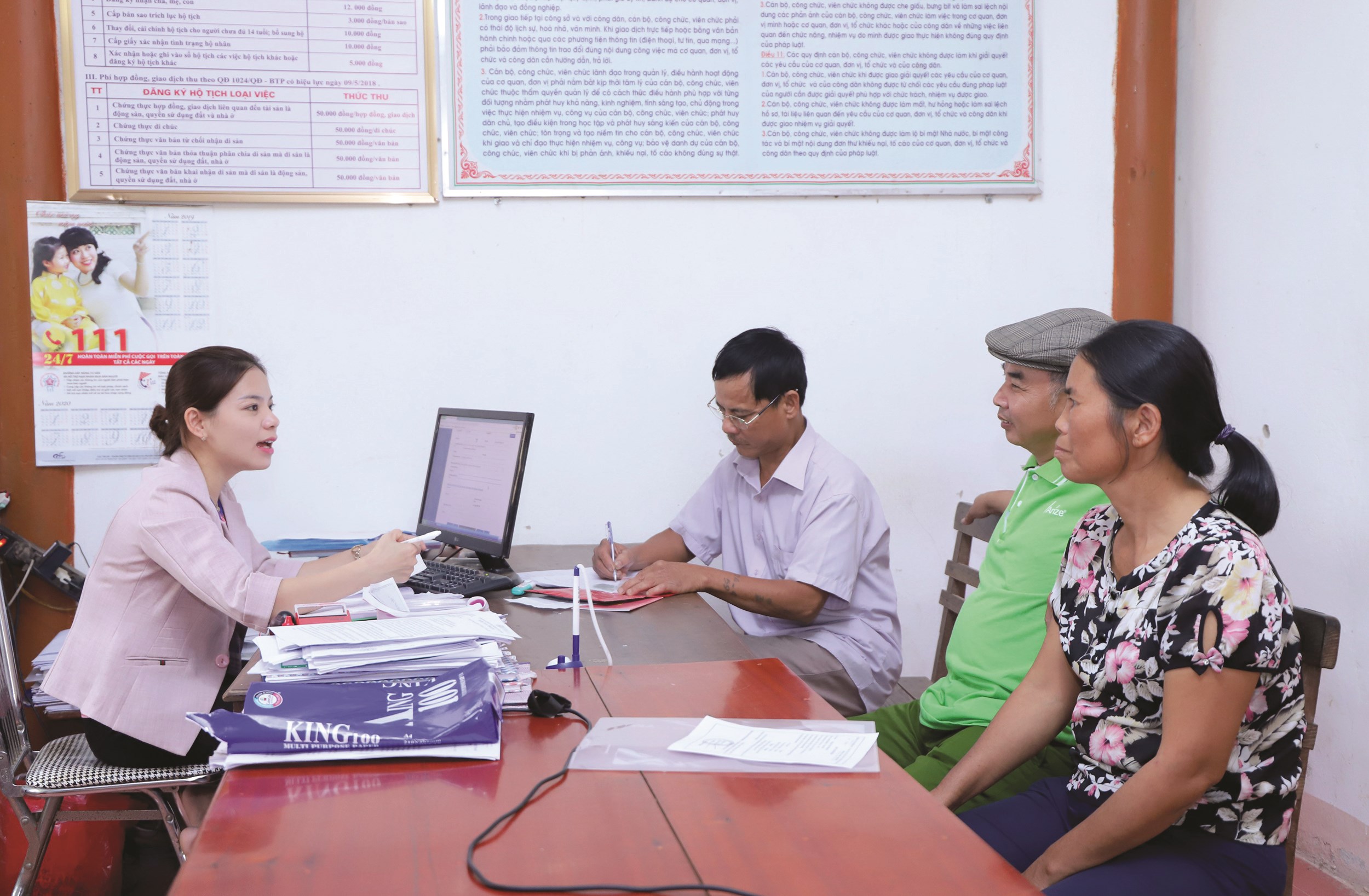 Can people with dual nationality take the civil service exam in Vietnam?