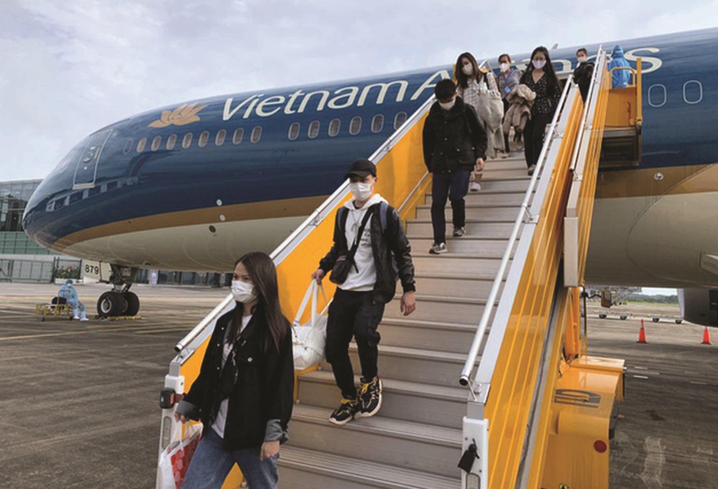 Do near-poor households working abroad receive travel support?