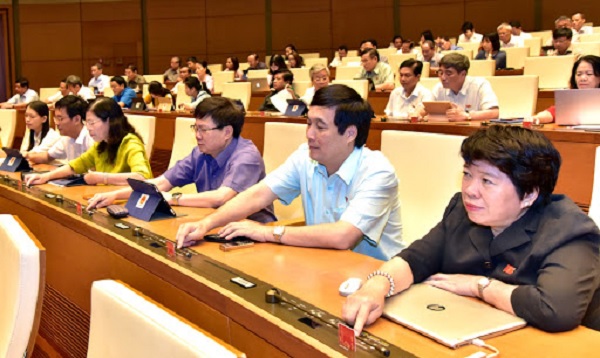 Can officials, civil servants, and public employees establish and manage businesses in Vietnam?