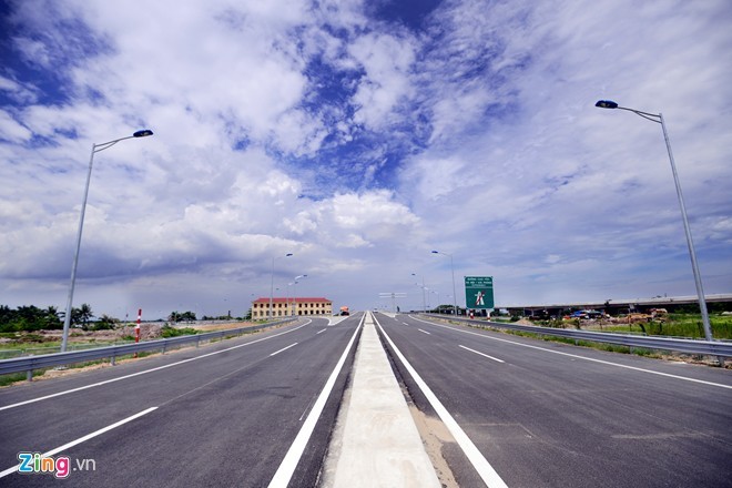 Are investors required to buy compulsory construction insurance when implementing a highway construction project?