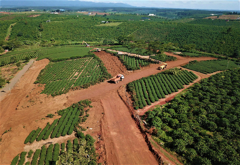 Are investors required to deposit a deposit to ensure the implementation of investment projects allocated or leased land by the State?