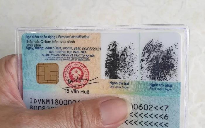 Can people with dual citizenship be issued citizen identification cards? What is the procedure for issuing citizen identification cards in this case?
