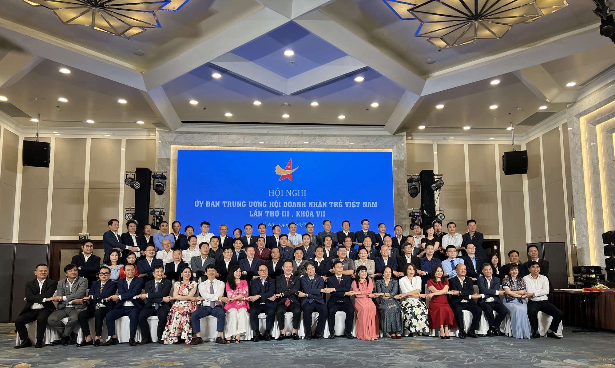 Who is the direct operator of all activities of the Vietnam Private Business Association Office according to regulations?