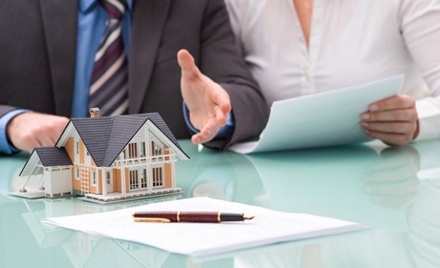 What are the conditions for an investor to sign an apartment purchase and sale contract?