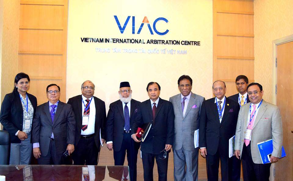 If an arbitration center fails to notify the competent authority on time about changing the list of arbitrators, will its operations be suspended?